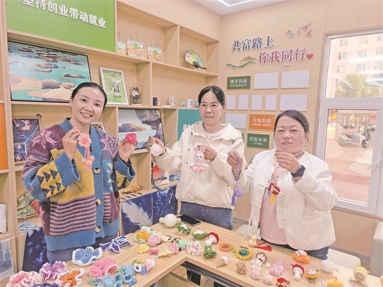 这场义卖让宝妈们的“手搓”作品有了温度
