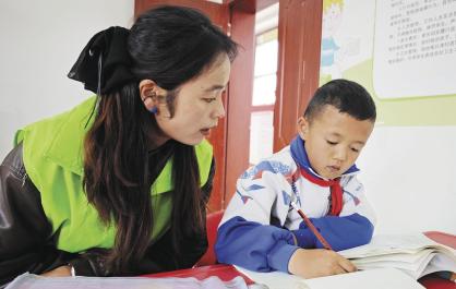 每周三，他们准时敲开居民的家门
